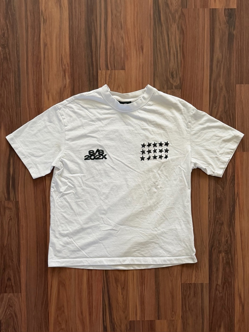 H&M White Short-Sleeve Crewneck Tee with Black Star Graphic